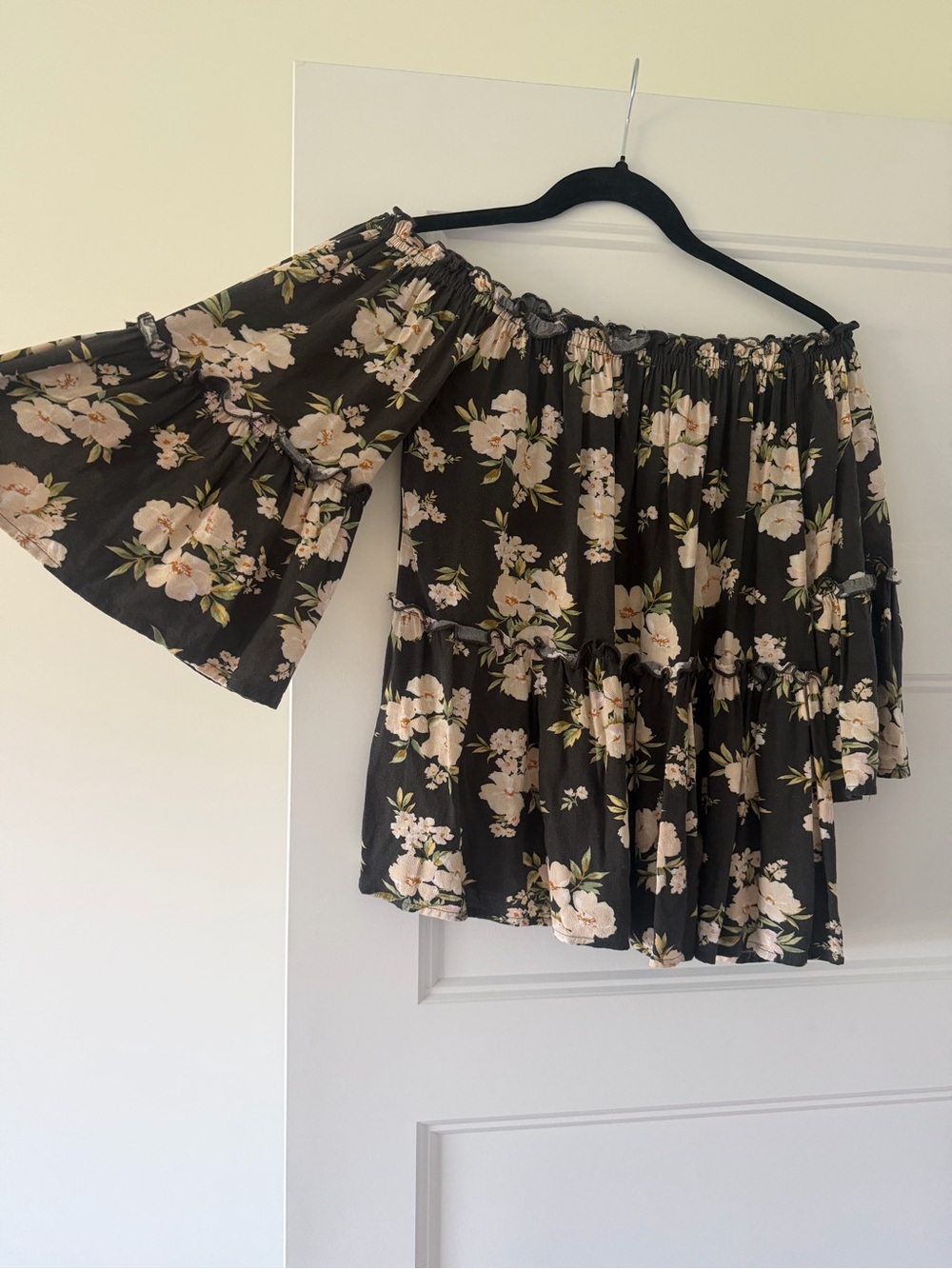 American Eagle Outfitters Grey Floral Off-Shoulder Tiered Top size XS oversized